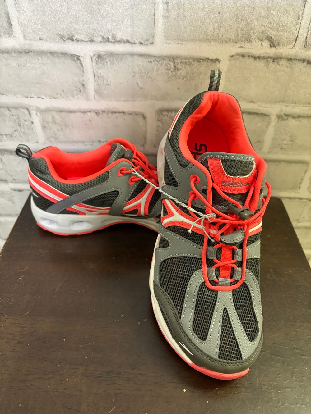 Speedo Athletic Running Shoes Gray Red Black Size 10- new!